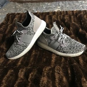 Men’s 9.5 Athletic Shoes